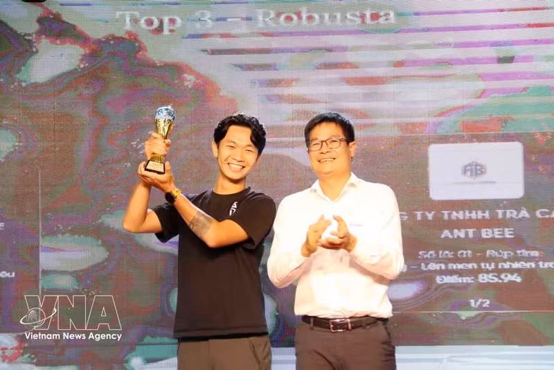 Anunciando y entregando el premio a la variedad de café Robusta más popular. (Foto: VNA)