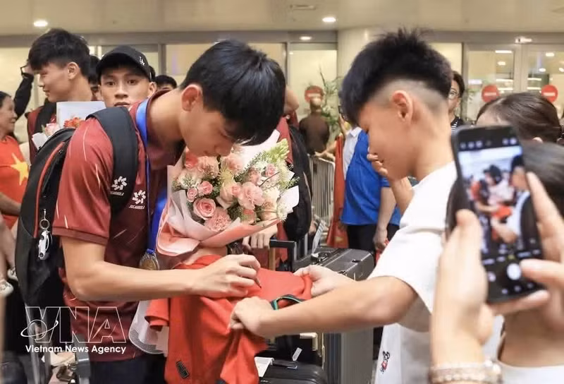 La selección de fútbol sub-17 de Vietnam regresó al país entre el cálido recibimiento de los aficionados, tras conquistar de manera destacada el Campeonato de Fútbol Sub-17 de la ASEAN 2026 (Foto: VNA)