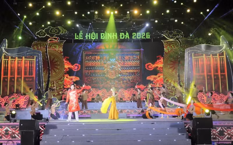 Una actuación artística en el evento.