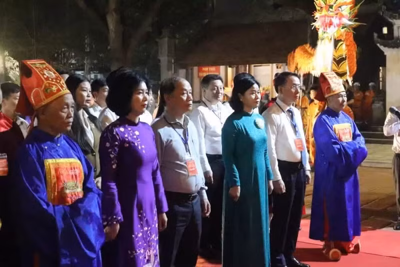 Ceremonia de ofrenda de incienso en homenaje a Lac Long Quan.