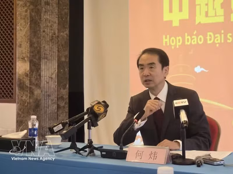 El embajador de China en Vietnam, He Wei, habla en la rueda de prensa (Foto: VNA)