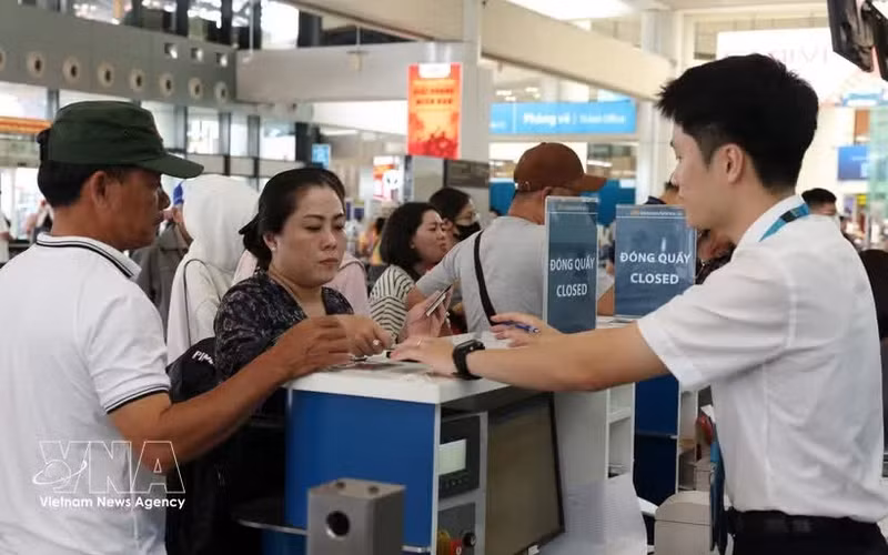 Pasajeros realiza procedimientos en aeropuerto internacional de Noi Bai en Hanói. (Foto: VNA)