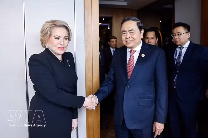 El presidente de la Asamblea Nacional (Parlamento) de Vietnam, Tran Thanh Man, y la titular del Consejo de la Federación de Rusia, Valentina Matviyenko (Foto: VNA)