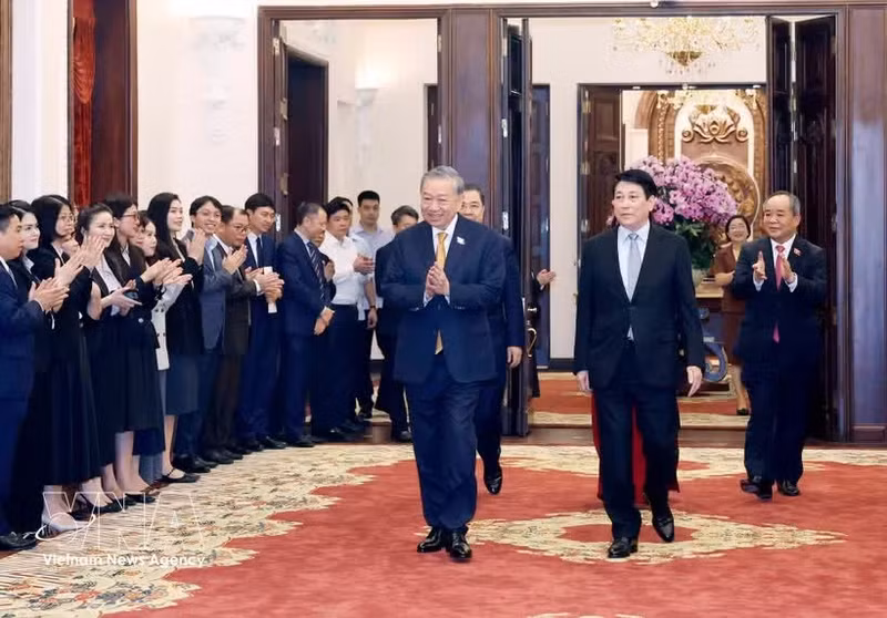 Máximo dirigente de Vietnam sostiene encuentro con el personal de la Oficina Presidencial (Foto: VNA)