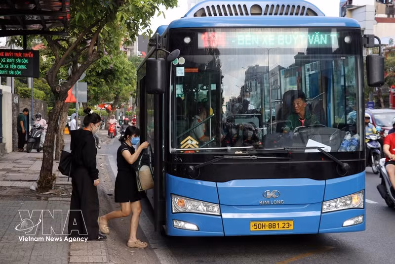 Pasajeros viajan en autobús en la calle Cong Hoa rumbo al centro de Ciudad Ho Chi Minh, 6 de abril de 2026. (Foto: VNA)