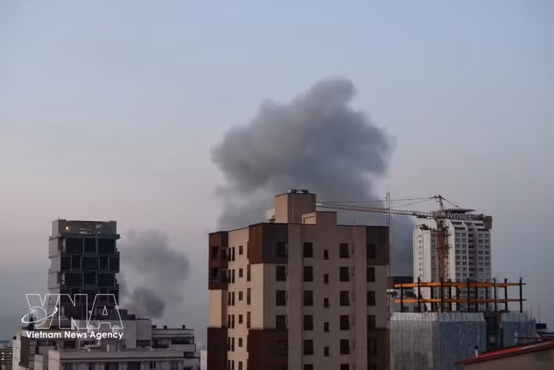 Humo elevándose tras las explosiones en la capital Teherán, Irán, el 1 de abril de 2026. (Foto: Xinhua/ VNA)