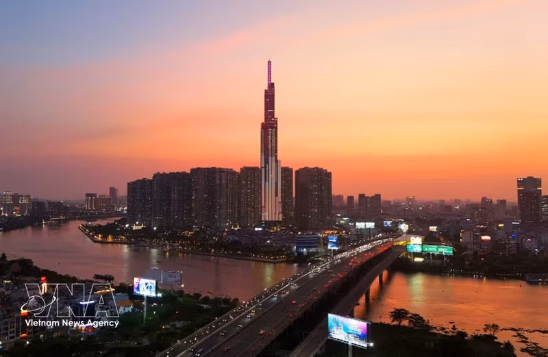 El rascacielos Landmark 81 se alza imponente a orillas del río Saigón durante el atardecer. (Foto: VNA)
