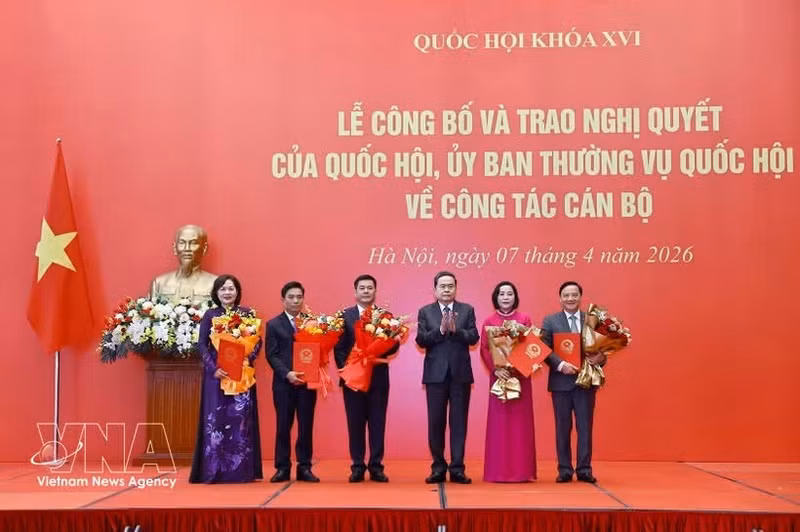 El presidente de la Asamblea Nacional de Vietnam, Tran Thanh Man, entrega resoluciones a los vicepresidentes de las comisiones y otros cargos directivos de la Oficina de la Asamblea Nacional. (Foto: VNA)