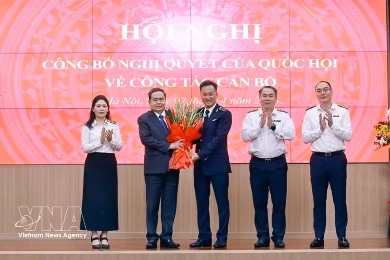El presidente de la Asamblea Nacional de Vietnam, Tran Thanh Man, felicita a Nguyen Huu Nghia, Auditor General del Estado para el mandato 2026-2031. (Foto: VNA)