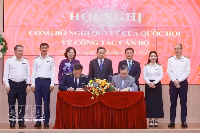 El presidente de la Asamblea Nacional, Tran Thanh Man, presencia la ceremonia de firma del acta de transferencia de tareas entre el auditor general del Estado, Nguyen Huu Nghia, y su predecesor, Ngo Van Tuan. (Foto: VNA)