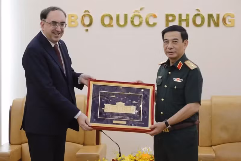 El viceprimer ministro y titular de Defensa de Vietnam, general Phan Van Giang, recibe al embajador de Armenia, Suren Baghdasaryan. (Foto: Nhan Dan)