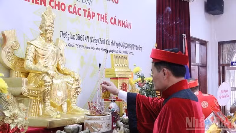 Representantes del Comité Organizador ofrecen incienso en memoria de los Reyes Hung. (Foto: Duy Toan)