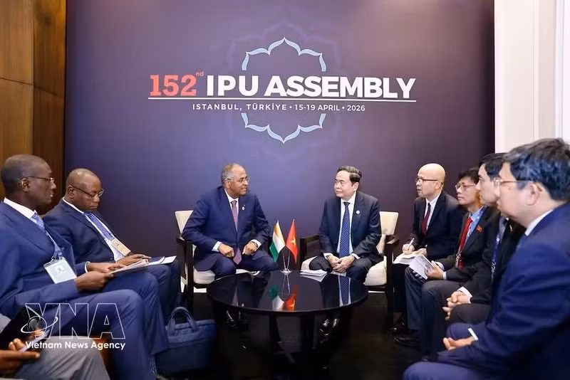 El presidente de la Asamblea Nacional de Vietnam, Tran Thanh Man, sostiene un encuentro con el presidente de la Asamblea Nacional de Costa de Marfil, Patrick Achi. Foto: VNA