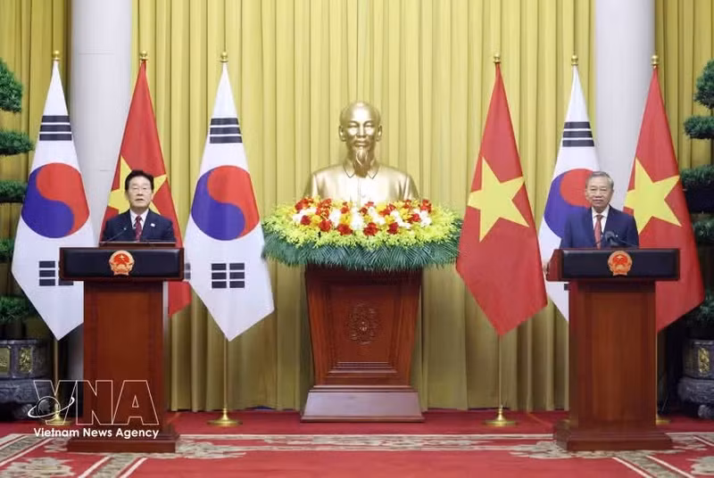 El secretario general del Partido Comunista de Vietnam y presidente del Estado, To Lam, y el presidente surcoreano, Lee Jae Myung, en la rueda de prensa. (Foto: VNA)