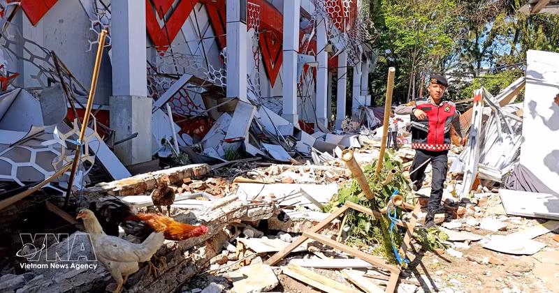 Un edificio derrumbado tras el terremoto en Manado, Sulawesi del Norte, Indonesia, el 2 de abril de 2026. (Foto: Xinhua/VNA)