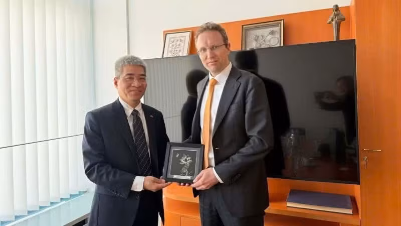 El embajador vietnamita en Berlín, Nguyen Dac Thanh, se reúne con Alexander Eberl, asesor adjunto de Seguridad Exterior de Alemania.