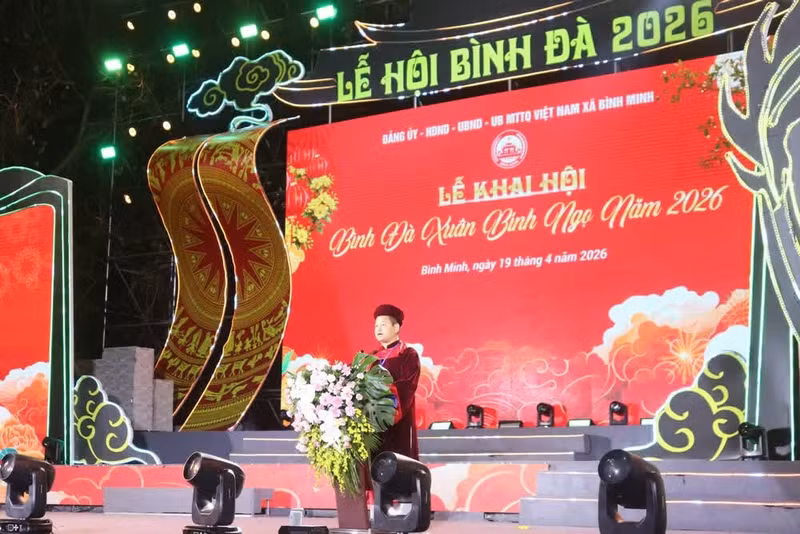 Nguyen Dang Viet, subsecretario del Comité del Partido y presidente del Comité Popular de la comuna de Binh Minh, inaugura el Festival.