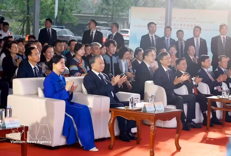 El secretario general del Partido Comunista de Vietnam y presidente de la República, To Lam, junto con su esposa, asisten a la ceremonia del Festival Popular Fronterizo Vietnam–China. (Foto: VNA)