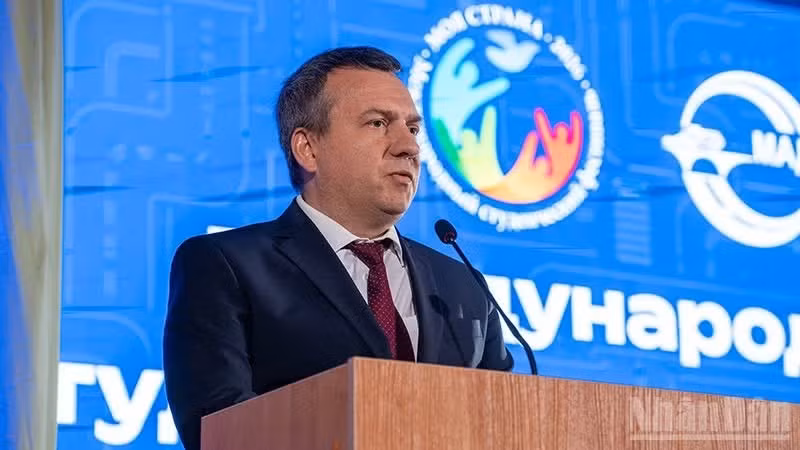 Artem Azhgirevich, rector de la MADI, pronuncia el discurso de apertura.