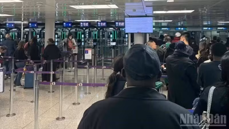 Colas para el control de inmigración en el aeropuerto Charles de Gaulle (Francia). (Foto: Nhan Dan)