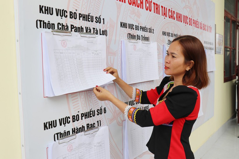 Los pobladores de la etnia Raglai en la comuna de Bac Ai Tay (Khanh Hoa) consultan la lista de votantes publicada oficialmente en la sede del Comité Popular comunal. (Foto: VNA)