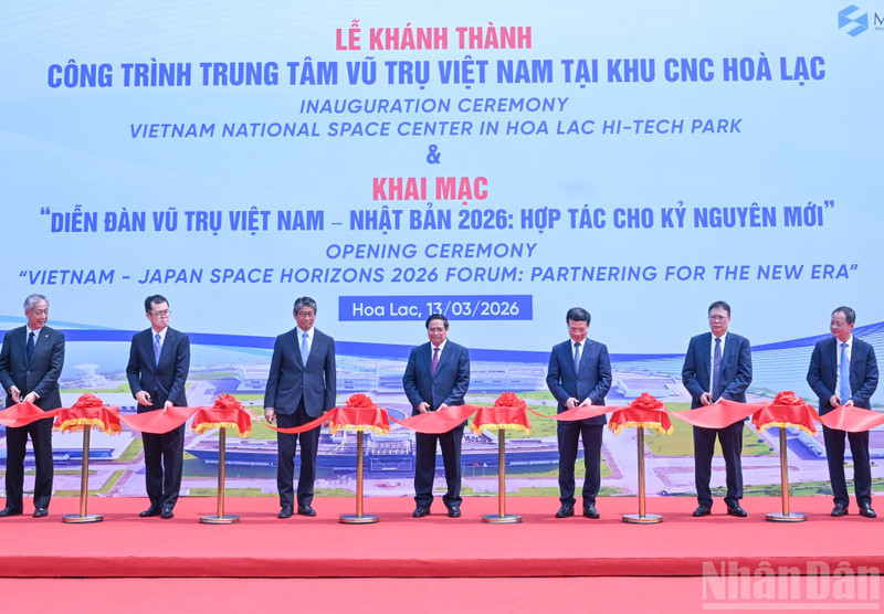 El primer ministro Pham Minh Chinh y su delegación cortaron la cinta para inaugurar el Centro Espacial de Vietnam en el Parque Tecnológico de Hoa Lac. (Foto: Nhan Dan)