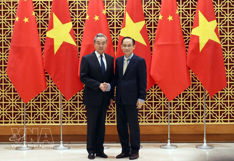 El miembro del Buró Político y ministro de Relaciones Exteriores de Vietnam, Le Hoai Trung, (derecha) y su homólogo chino Wang Yi. (Foto: VNA)