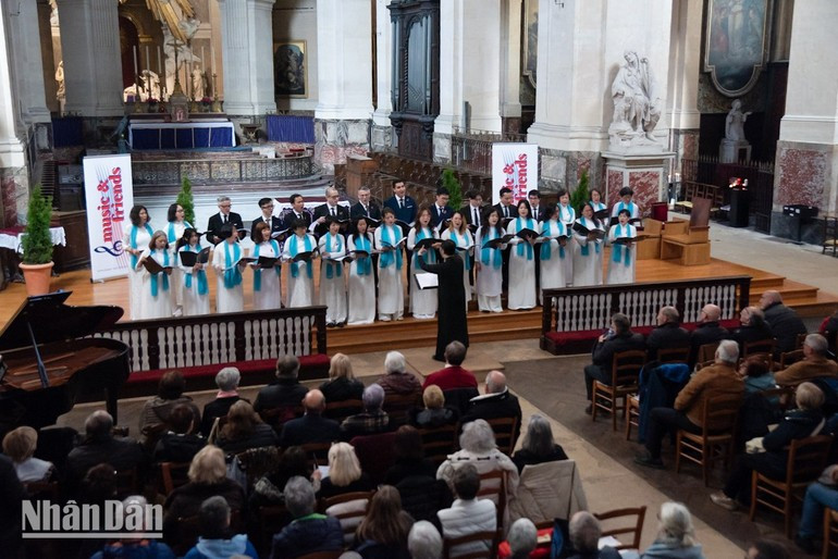 El Coro Que Huong (Patria) en el 28º Festival Internacional de Coros de París. (Foto: Nhan Dan)