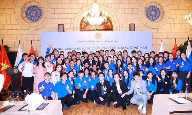 El primer ministro Pham Minh Chinh y los estudiantes vietnamitas en Rusia posan para una foto en la reunión. (Foto: VNA)