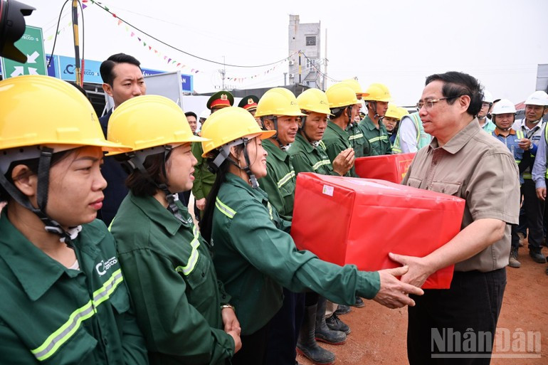 El primer ministro Pham Minh Chinh anima a los trabajadores en las obras del Aeropuerto Internacional de Gia Binh (Foto: Nhan Dan)