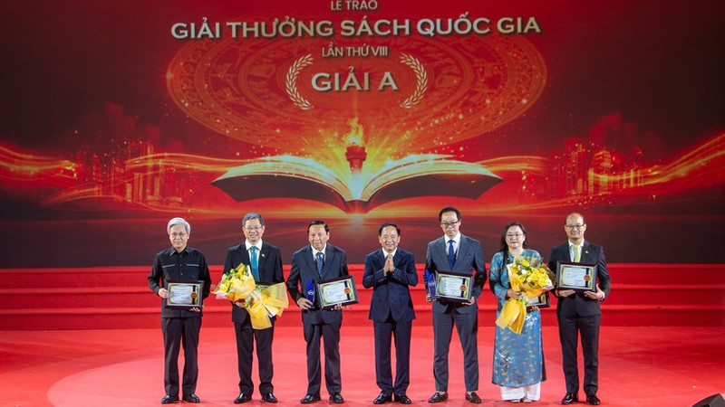 Autores reciben el Premio A. (Foto: Viet Linh)