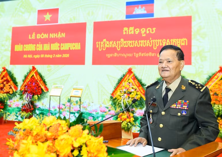 El general Prum Din, secretario de Estado en el Ministerio de Defensa de Camboya, interviene en el acto.