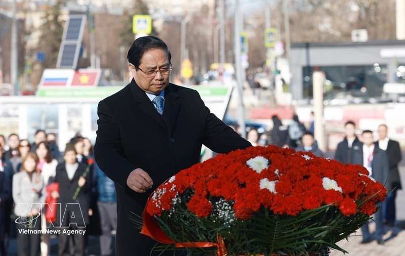 El primer ministro Pham Minh Chinh deposita flores en homenaje al Presidente Ho Chi Minh en el monumento al difunto líder en Moscú la mañana del 23 de marzo. (Foto: VNA)