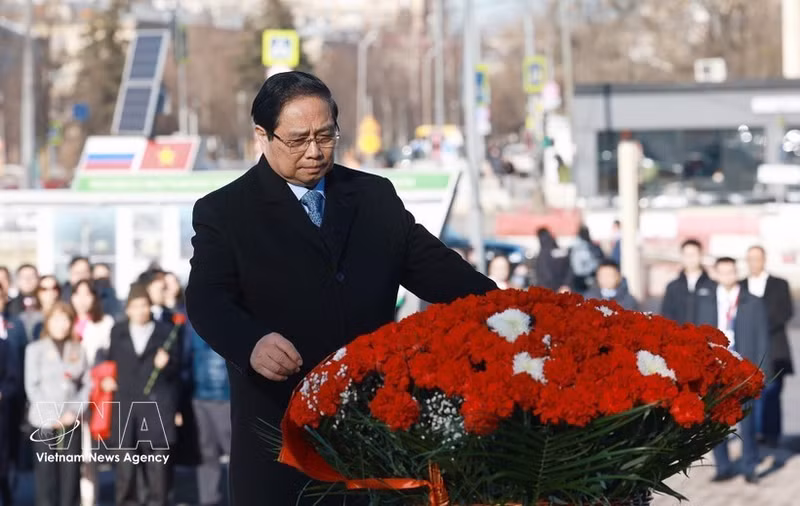 El primer ministro Pham Minh Chinh deposita flores en homenaje al Presidente Ho Chi Minh en el monumento al difunto líder en Moscú la mañana del 23 de marzo. (Foto: VNA)
