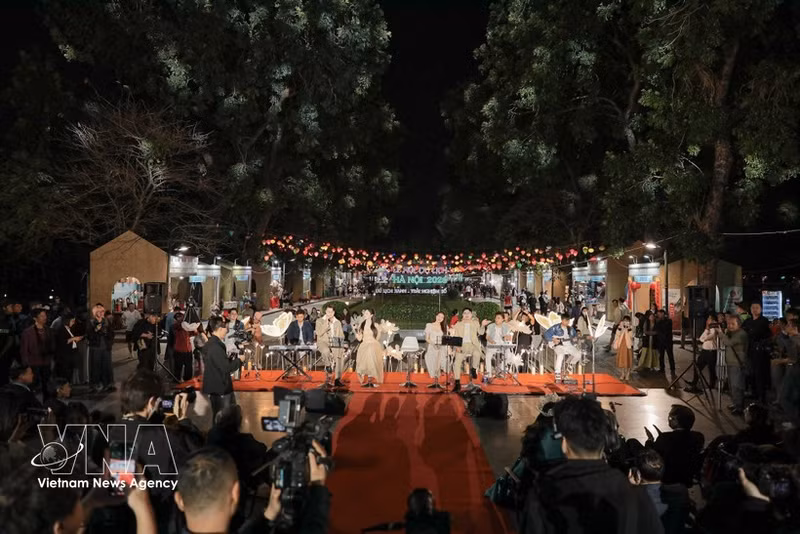 Los asistentes disfrutan de un concierto al aire libre con orquesta en vivo durante la ceremonia de inauguración. (Foto: VNA)