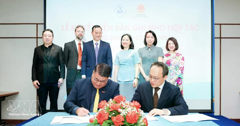 Firma del memorando de entendimiento entre Central Retail Vietnam y Lotte Plaza Market para promover la introducción de productos vietnamitas en la red minorista de esta última en Estados Unidos. (Foto: VNA)