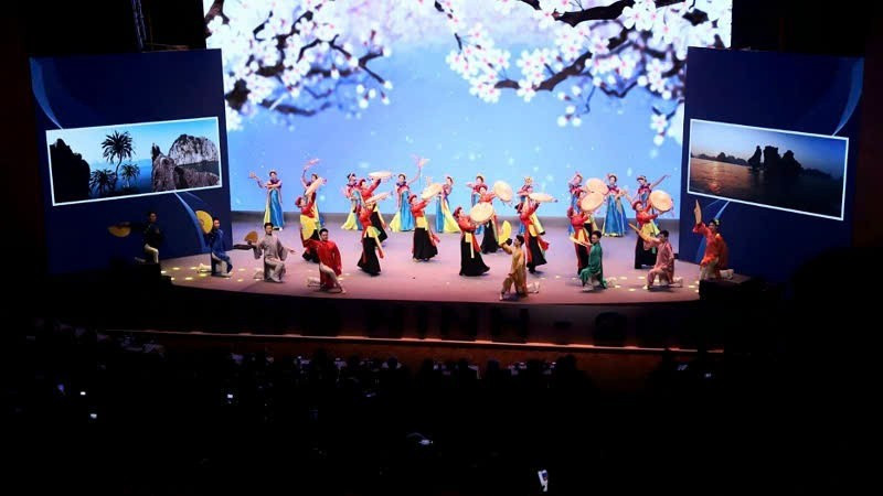 Una actuación artística en el evento.