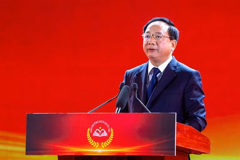 Trinh Van Quyet, jefe de la Comisión de Propaganda y Movilización de Masas del Comité Central del Partido, habla en el acto.