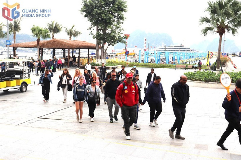 Turistas en Ha Long (Foto: baoquangninh.vn)
