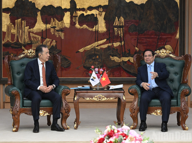 El primer ministro de Vietnam, Pham Minh Chinh (derecha), dialoga con el presidente del Consejo de la Comisión Económica Euroasiática, Bakytzhan Sagintayev (Foto: Nhan Dan)