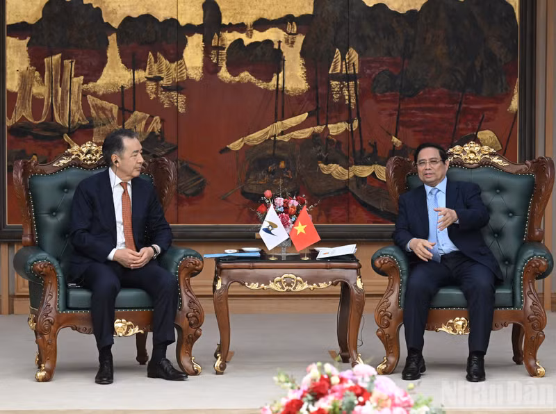 El primer ministro de Vietnam, Pham Minh Chinh (derecha), dialoga con el presidente del Consejo de la Comisión Económica Euroasiática, Bakytzhan Sagintayev (Foto: Nhan Dan)