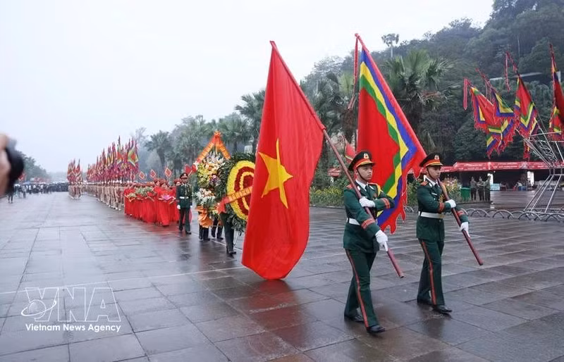 La delegación parte para ofrecer incienso en la montaña Nghia Linh durante la Ceremonia de Conmemoración de los Reyes Hung en 2025. (Foto: VNA)