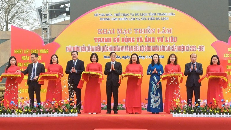 Los delegados cortan la cinta inaugural de la exposición.