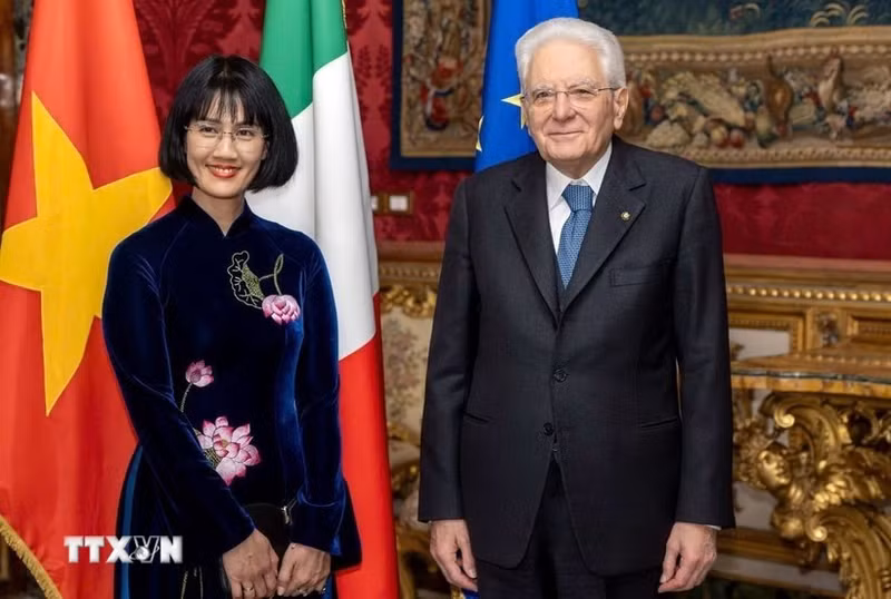 El presidente italiano, Sergio Mattarella, y la embajadora de Vietnam en Italia, Nguyen Phuong Anh. (Foto: VNA)