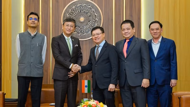 El presidente editor de Nhan Dan, Le Quoc Minh, y el embajador de la India en Hanói, Tshering W. Sherpa. (Foto: Bao Long)