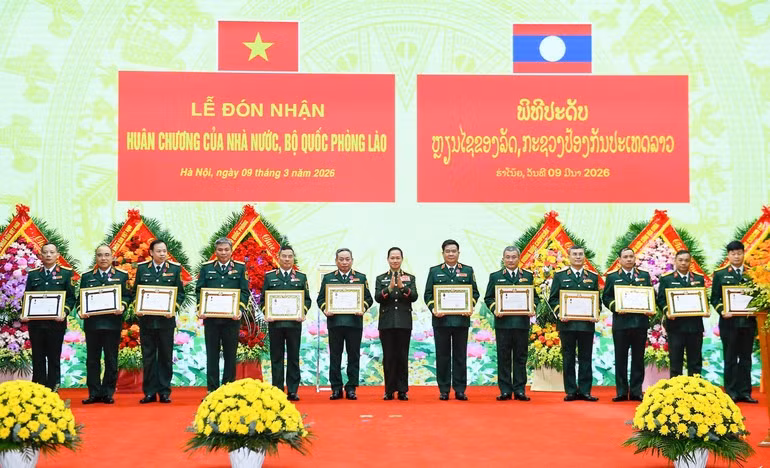 El ministro de Defensa de Laos entrega las Órdenes a colectivos e individuos del Departamento General II.