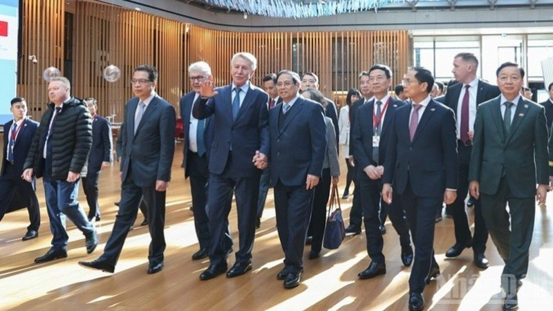 El primer ministro de Vietnam, Pham Minh Chinh, se reúne con los directivos del Grupo Novatek. (Foto: Nhan Dan)