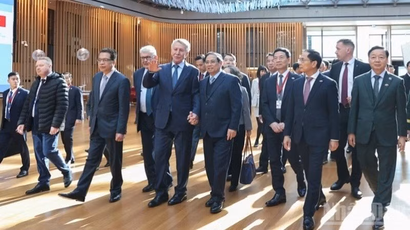 El primer ministro de Vietnam, Pham Minh Chinh, se reúne con los directivos del Grupo Novatek. (Foto: Nhan Dan)