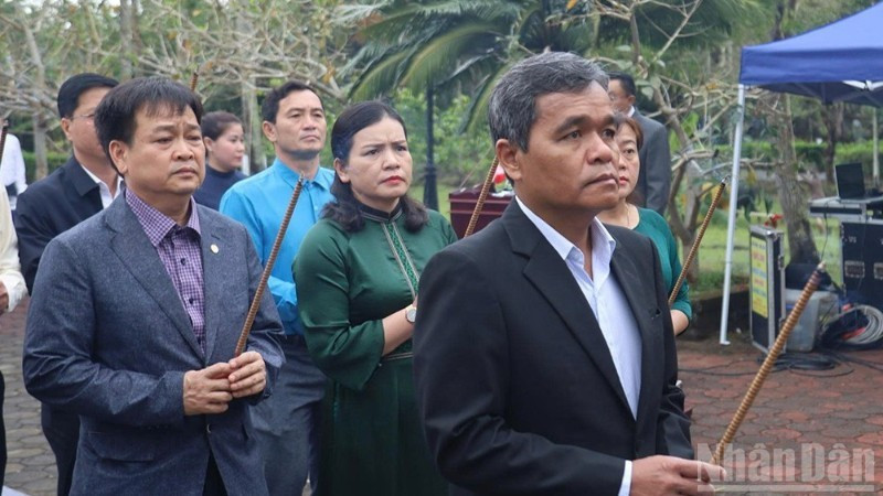 Líderes de la provincia de Quang Ngai en el evento (Foto: Nhan Dan)