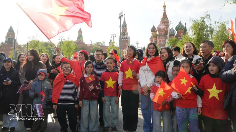 Comunidad vietnamita en Rusia se reúne para dar la bienvenida a la delegación del Ejército Popular de Vietnam en la Plaza Roja. (Foto: VNA)